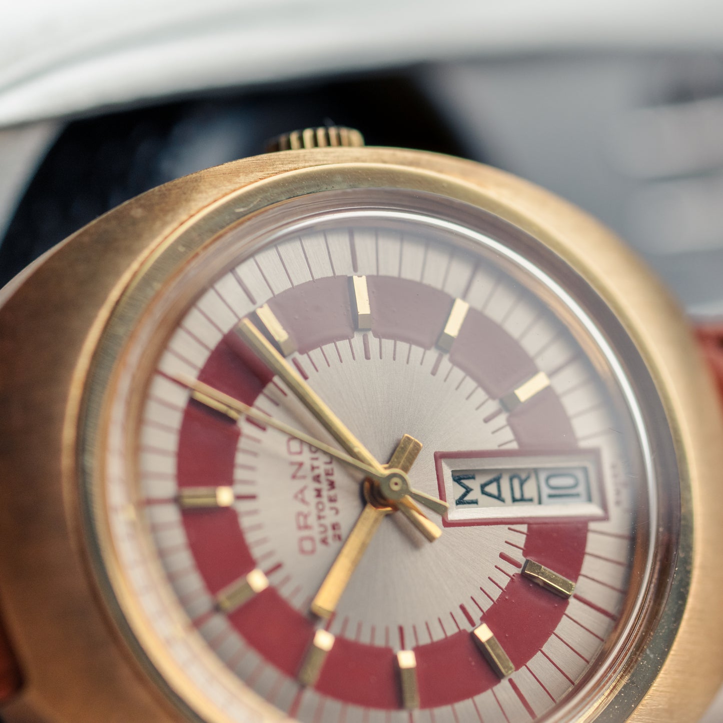 Orano Day Date rouge NOS